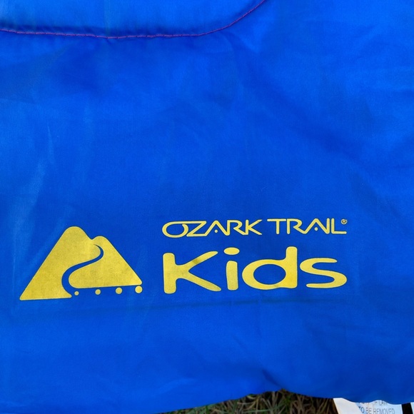 Ozark Trail kids sleeping bag - Picture 2 of 4